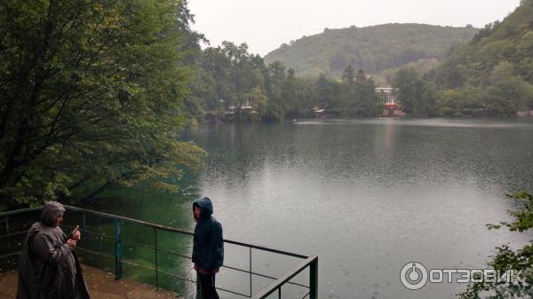 озеро в дождь совсем не голубое