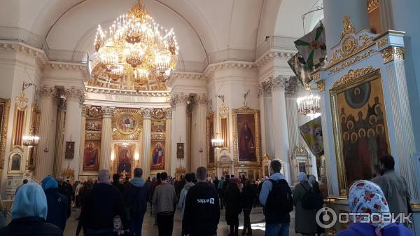 Собор во время богослужения. Справа вверху видны знамена, а впереди справа расположены мощи святых.