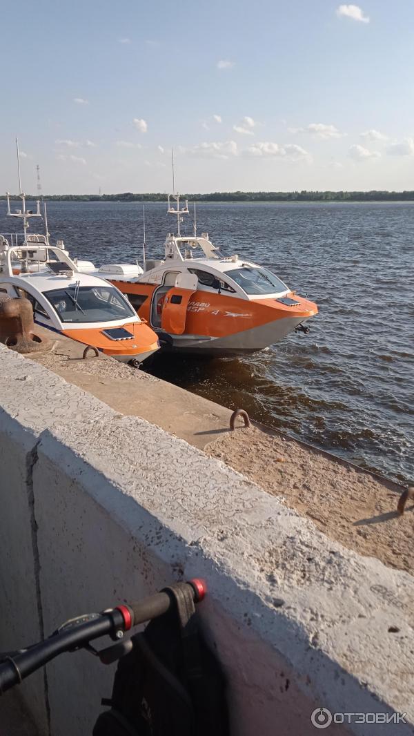 Валдаи у причала Городца