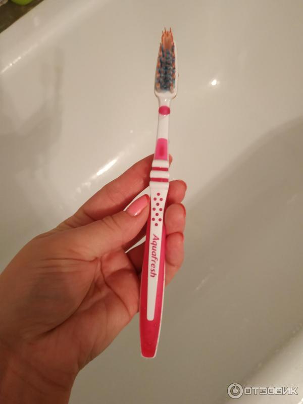 Зубная щетка Aquafresh Extreme Clean фото