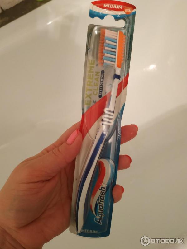 Зубная щетка Aquafresh Extreme Clean фото