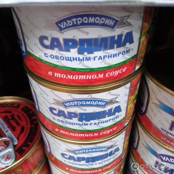 баночки сардины на витрине