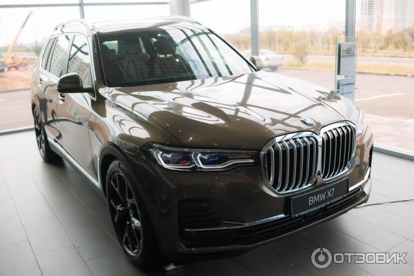 Автомобиль BMW X7 фото