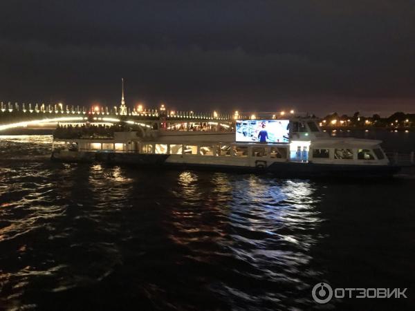 Музыкальный теплоход Ночной Петербург фото