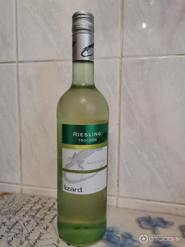 Вино riesling lizard. Лизард Рислинг белое полусладкое. Вино Лизард Рислинг. Lizard вино Riesling белое.