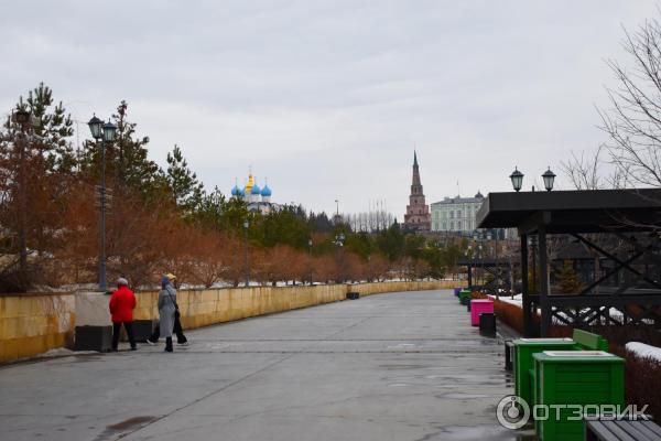 Пасмурный вечер на Кремлевской набережной в Казани. Вдали - башня Сююмбике. Казань, отзывы. Отдых в Казани - за и против, читать отзывы и смотреть фото