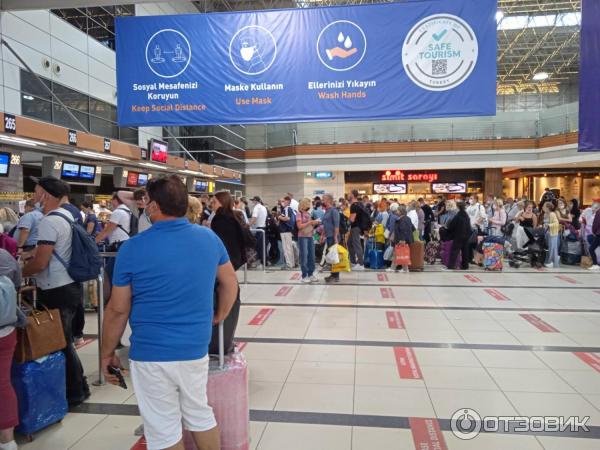 Переноска вещей пассажиров в аэропорту. Аэропорт анталия банкоматы. Аэропорт анталья терминал 1. Иностранцы в турции. Перевес в аэропорту анталии.
