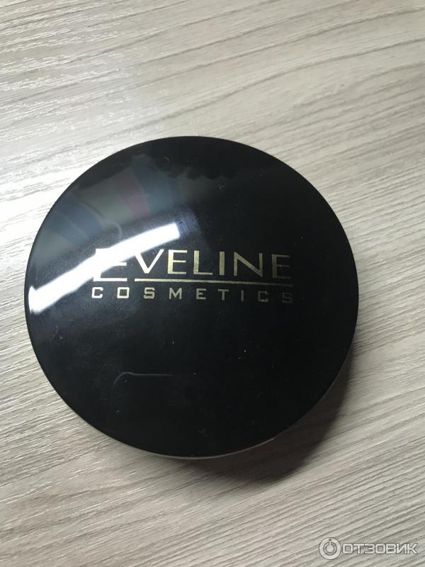 Минеральная матирующая компактная пудра с разглаживающим эффектом Eveline Celebrities Beauty фото